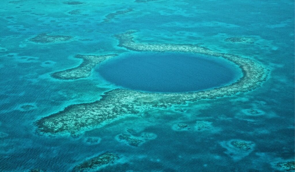 Veduta aerea del Great Blue Hole circondato dalla barriera corallina in Belize